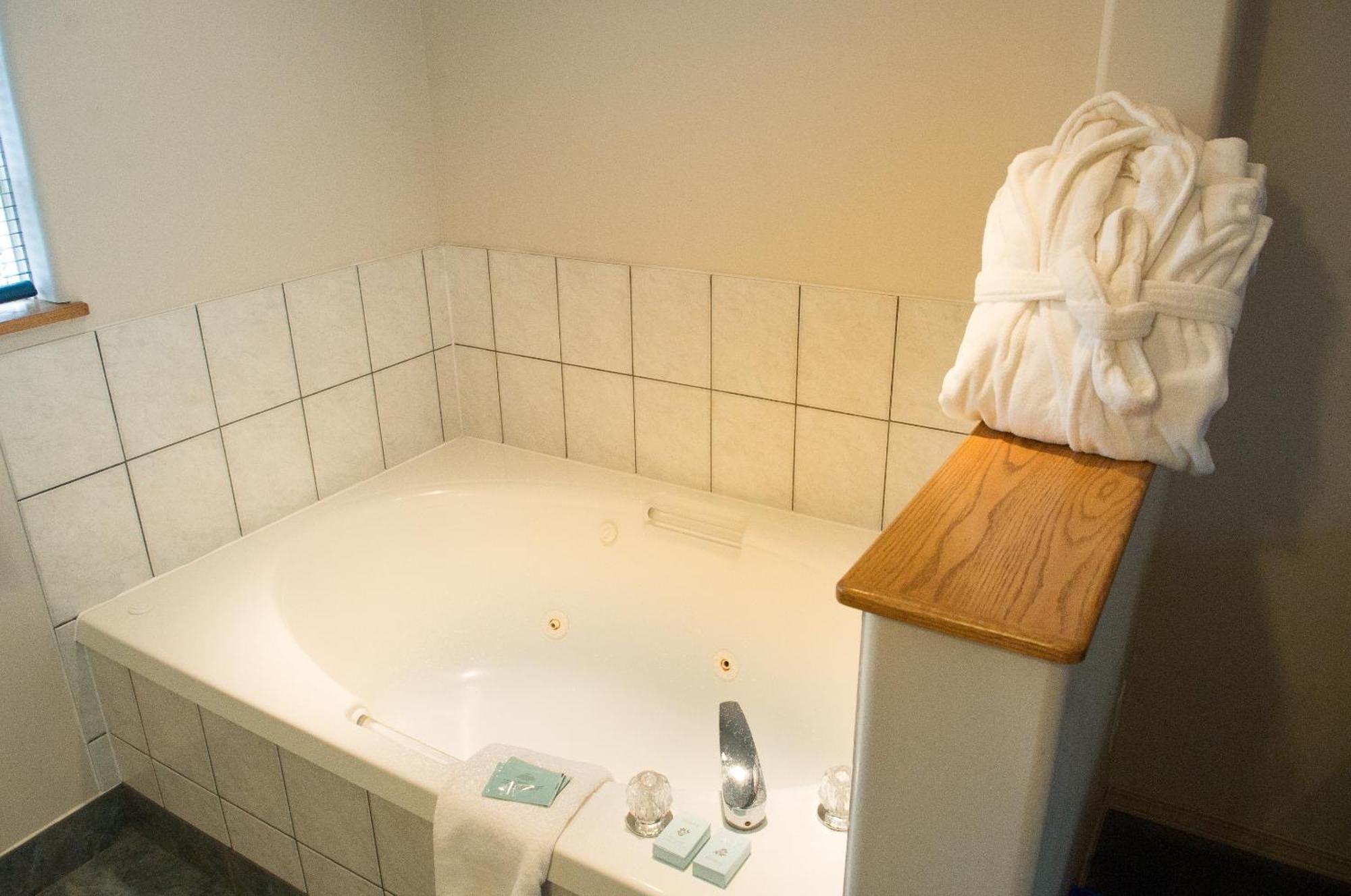 Motel Bavaria Radium Hot Springs Bagian luar foto