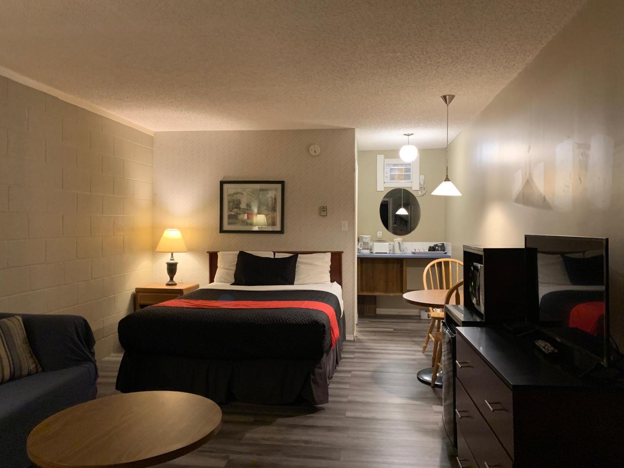 Motel Bavaria Radium Hot Springs Bagian luar foto