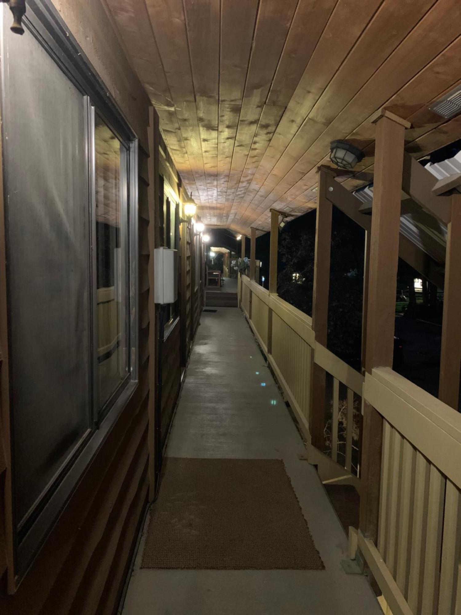 Motel Bavaria Radium Hot Springs Bagian luar foto