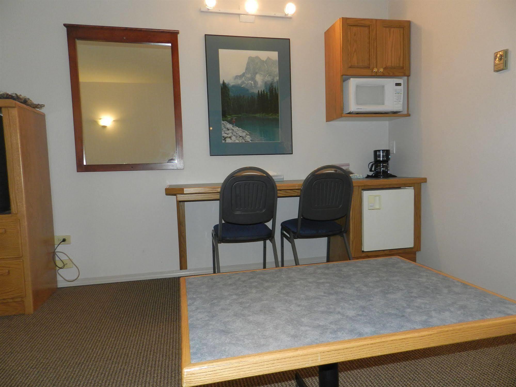Motel Bavaria Radium Hot Springs Bagian luar foto