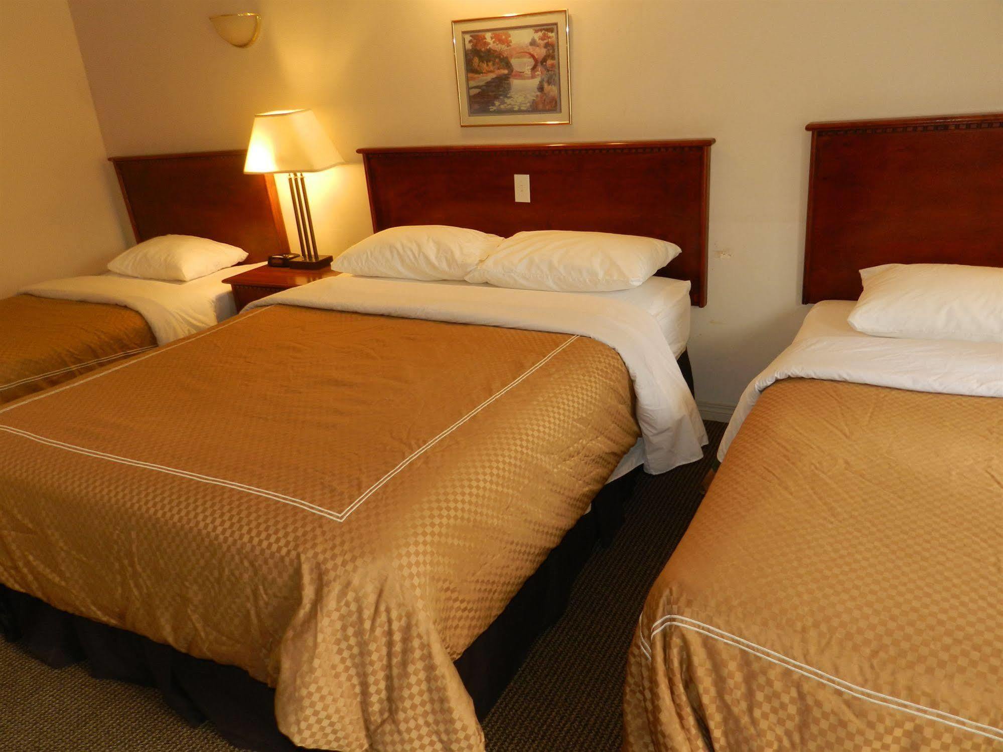 Motel Bavaria Radium Hot Springs Bagian luar foto