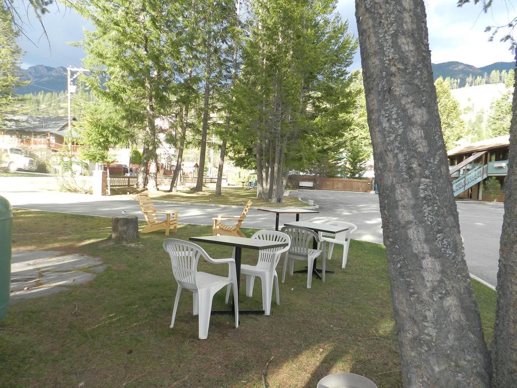 Motel Bavaria Radium Hot Springs Bagian luar foto